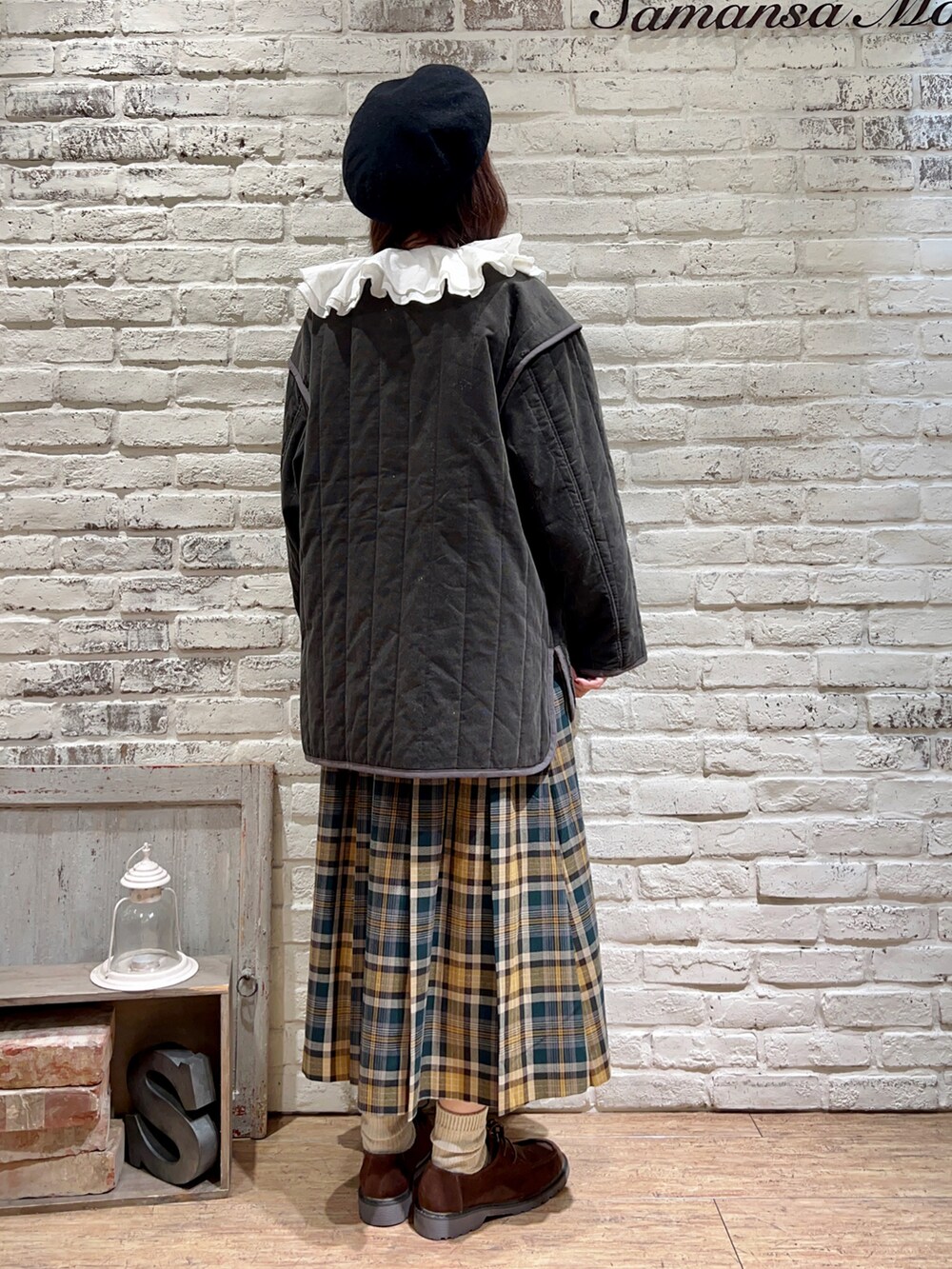 ホワイト系のシャツ/ブラウス、グレー系のノーカラージャケット、グリーン系のスカートを着用したレディースの冬コーディネートの5枚目の写真