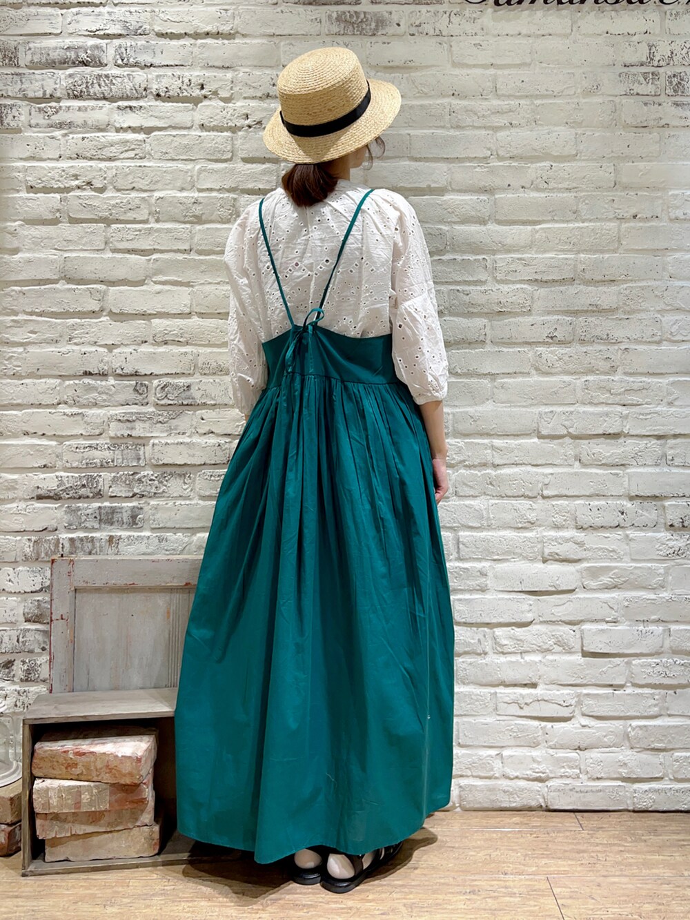 ホワイト系のタンクトップ、ホワイト系のシャツ/ブラウス、ホワイト系のハンドバッグを着用したレディースの秋コーディネートの4枚目の写真