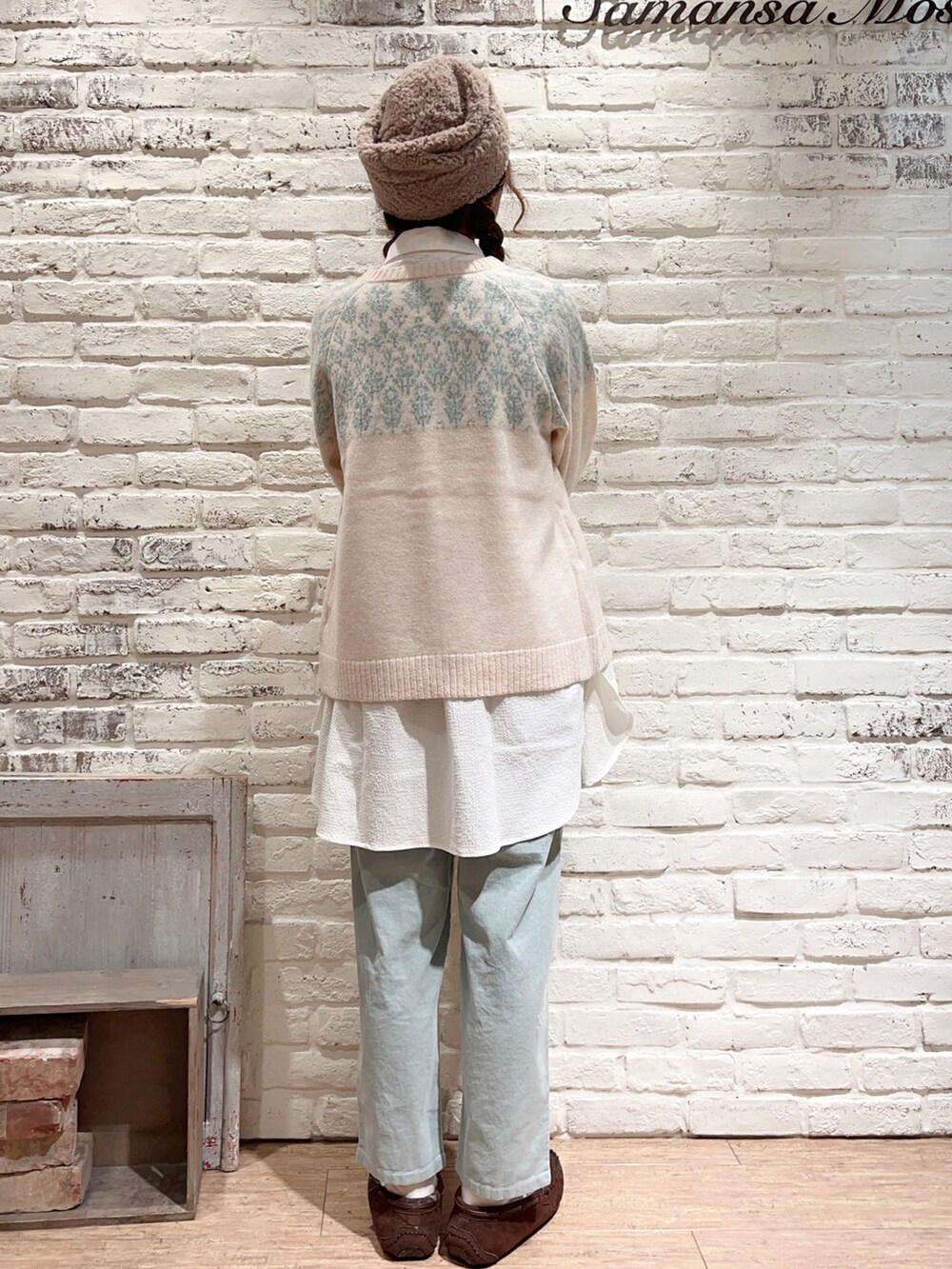 ホワイト系のシャツ/ブラウス、グリーン系のその他パンツ、ブラウン系のモカシン/デッキシューズを着用したレディースの冬コーディネートの4枚目の写真