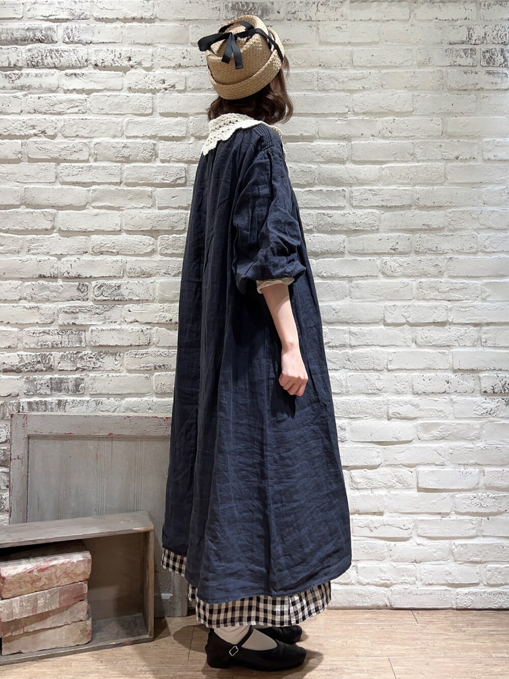 ベージュ系のTシャツ/カットソー、ブルー系のワンピース、ベージュ系のハットを着用したレディースの春コーディネートの3枚目の写真