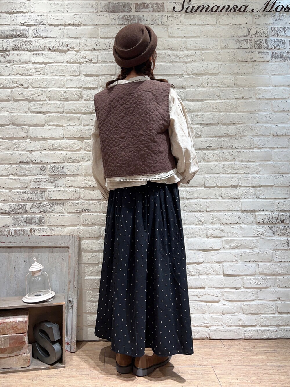 ベージュ系のシャツ/ブラウス、ブラック系のスカート、ベージュ系のドレスシューズを着用したレディースの冬コーディネートの4枚目の写真