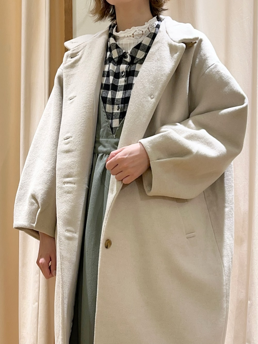 ホワイト系のTシャツ/カットソー、ホワイト系のその他アウター、ブラック系のシャツワンピースを着用したレディースの冬コーディネートの2枚目の写真