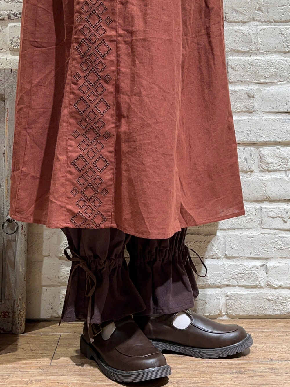 ブラウン系のTシャツ/カットソー、ブラウン系のワンピース、ベージュ系のトートバッグを着用したレディースの秋コーディネートの5枚目の写真