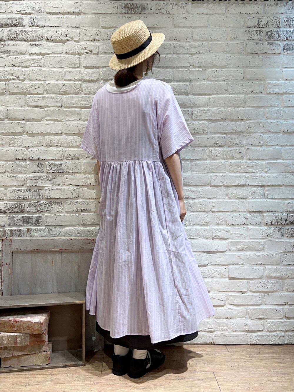 ホワイト系のTシャツ/カットソー、グレー系のワンピース、パープル系のワンピースを着用したレディースの秋コーディネートの3枚目の写真