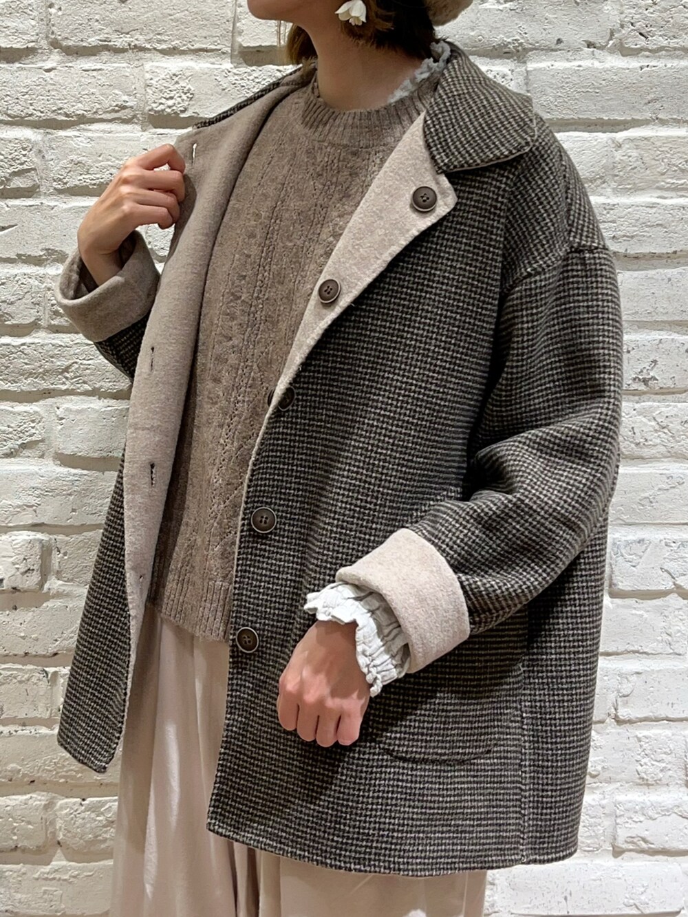 ホワイト系のシャツ/ブラウス、ブラウン系のベスト、ベージュ系のその他アウターを着用したレディースの秋コーディネートの2枚目の写真