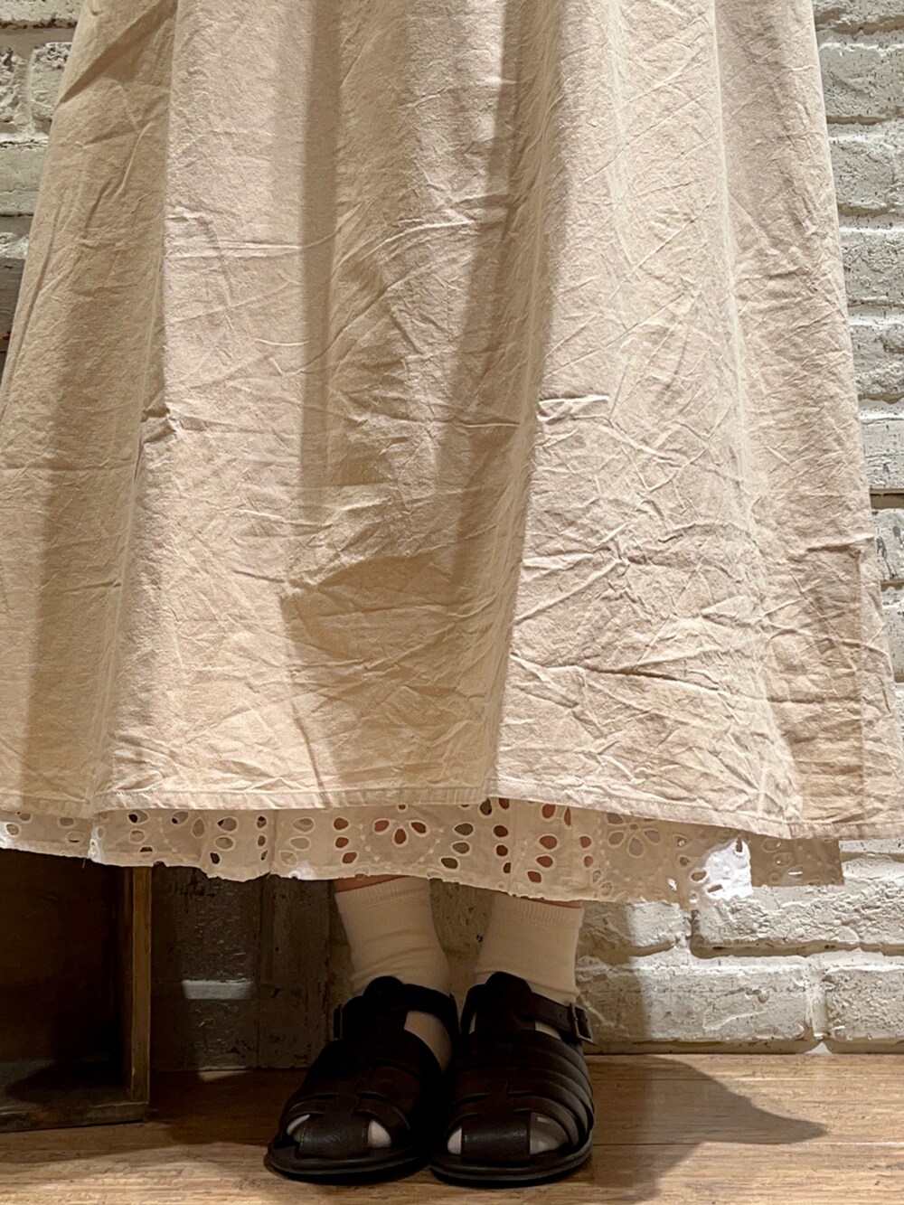 ホワイト系のタンクトップ、ホワイト系のシャツ/ブラウス、ベージュ系のハンドバッグを着用したレディースの夏コーディネートの5枚目の写真