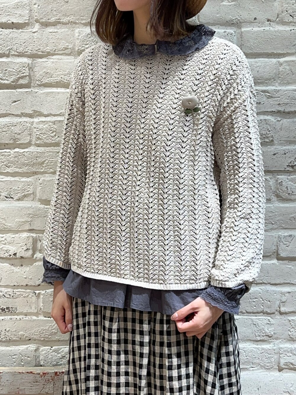 グレー系のシャツ/ブラウス、ホワイト系のカーディガン/ボレロ、その他のその他を着用したレディースの春コーディネートの2枚目の写真