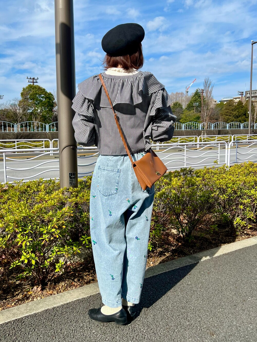 ブラック系のシャツ/ブラウス、ホワイト系のニット/セーター、ブルー系のデニムパンツを着用したレディースの冬コーディネートの2枚目の写真