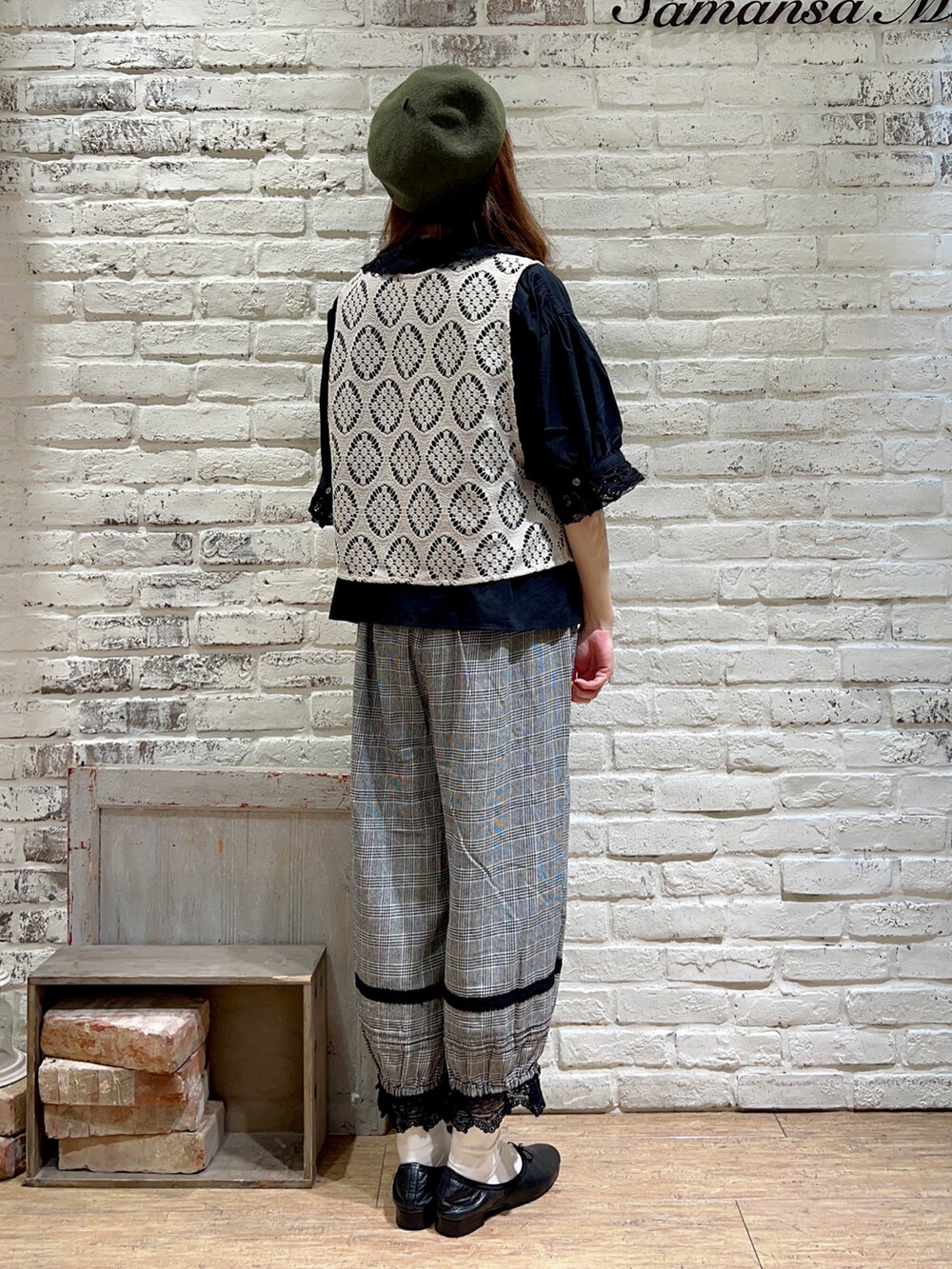 ホワイト系のベスト、ブラック系のシャツ/ブラウス、グレー系のその他パンツを着用したレディースの秋コーディネートの4枚目の写真