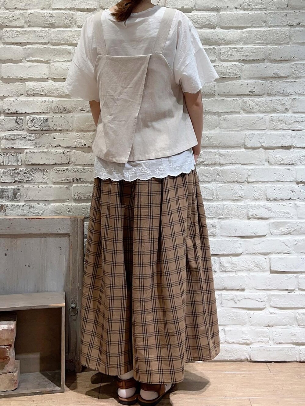 「サマンサ モスモス(Samansa Mos2)、SM2、夏コーデ、ゆるコーデ、ワントーンコーデ、レイヤードスタイル、ビスチェ、ベスト、刺繍、ワイドパンツ、チェック、チェックパンツ、ハカマパンツ、カンカン帽、グルカサンダル」|「Samansa Mos2の立体花刺繍ブラウス(シャツ/ブラウス、ホワイト系)」を使った、いっしき🐻さん(レディース・163cm)の夏コーディネートの4枚目の写真