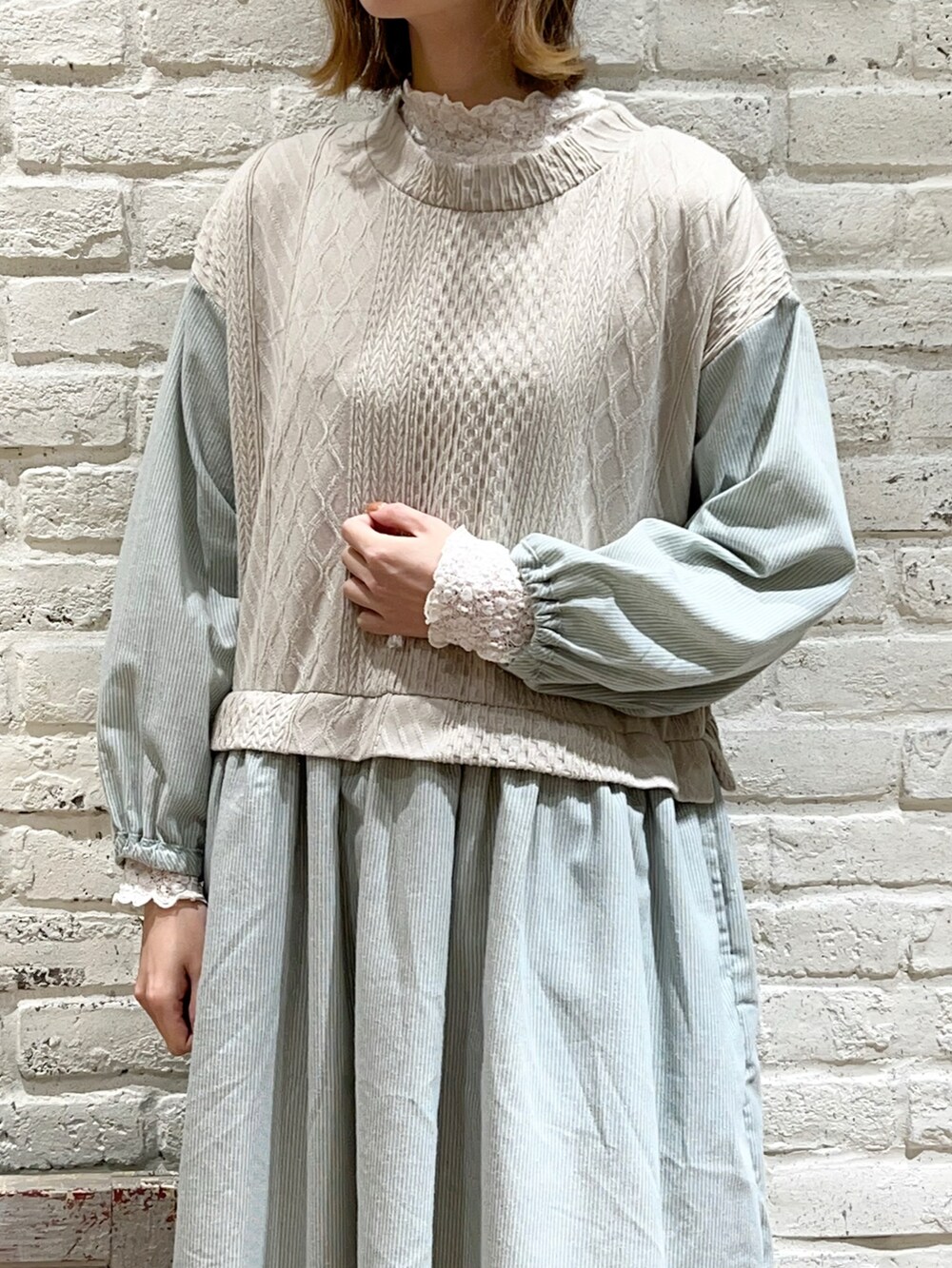 「サマンサ モスモス(Samansa Mos2)、Samansa Mos2、SM2、春コーデ、ゆるコーデ、ワントーンコーデ、淡色コーデ、レイヤードスタイル、キルティングジャケット、ノーカラージャケット、ショート丈トップス、ドッキングワンピ、ワンピース、ベスト、ストライプ」|「Samansa Mos2の透かし編みベレー帽(ハット、ベージュ系)」を使った、いっしき🐻さん(レディース・163cm)の冬コーディネートの3枚目の写真