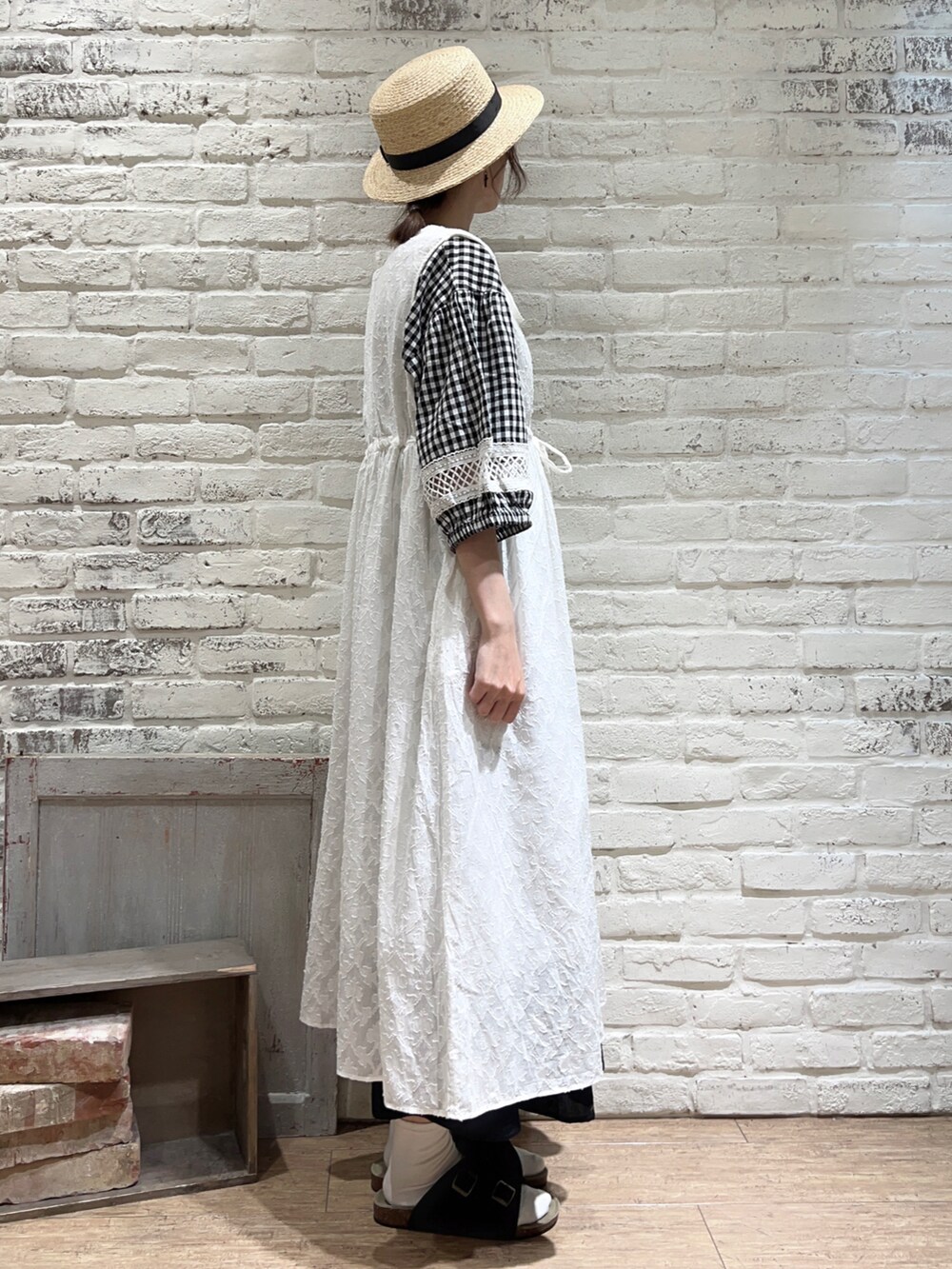 ホワイト系のタンクトップ、ブラック系のシャツ/ブラウス、ブラック系のハンドバッグを着用したレディースの夏コーディネートの3枚目の写真