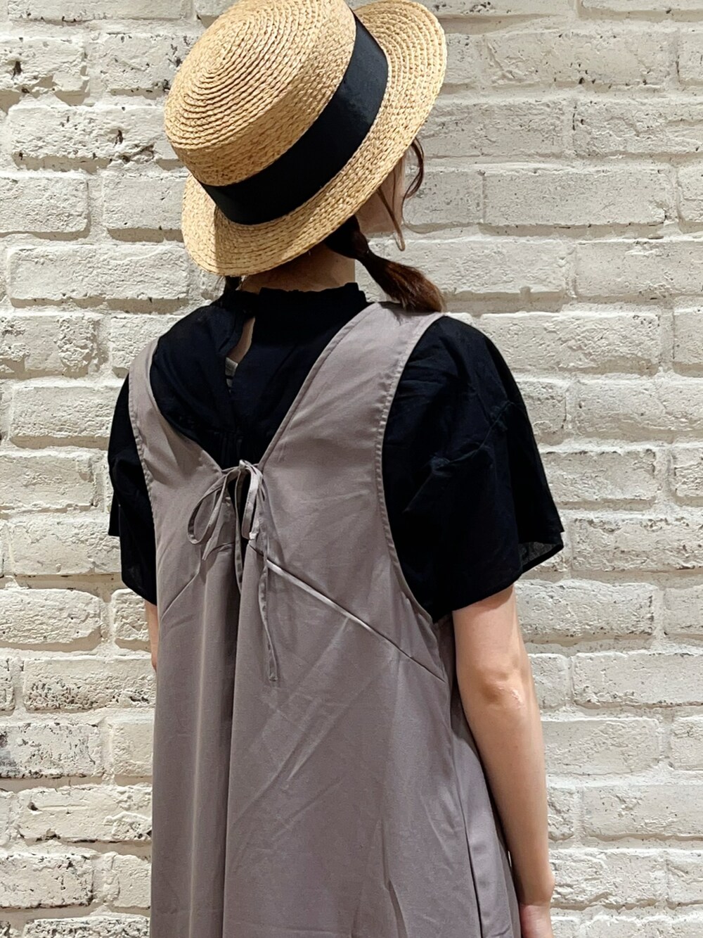 ホワイト系のタンクトップ、ブラック系のシャツ/ブラウス、グレー系のワンピースを着用したレディースの秋コーディネートの5枚目の写真