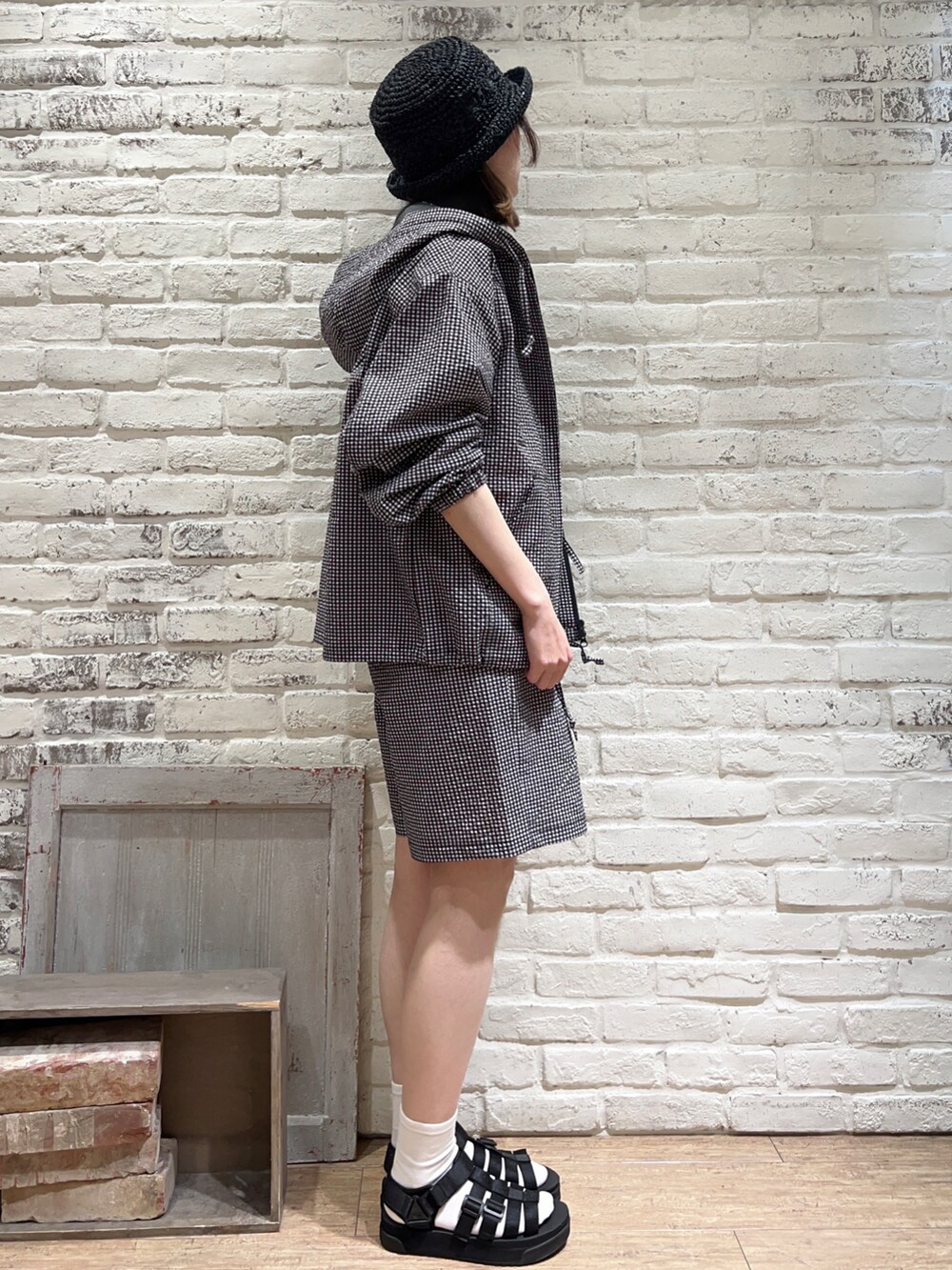 ベージュ系のTシャツ/カットソー、ブラック系のその他パンツ、ブラック系のパーカーを着用したレディースの春コーディネートの4枚目の写真