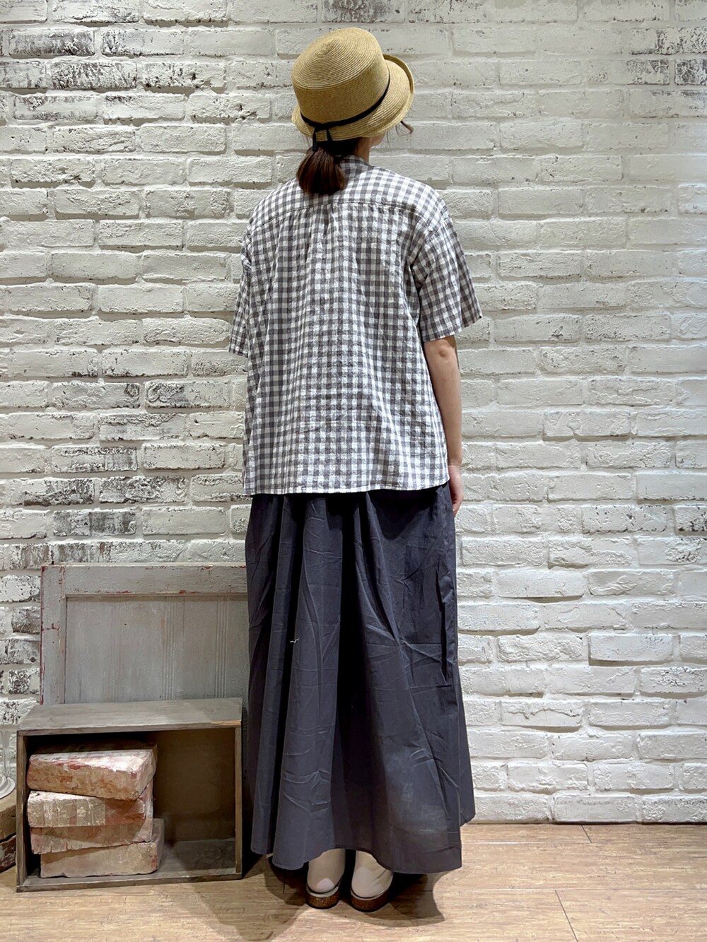 ホワイト系のTシャツ/カットソー、グレー系のシャツ/ブラウス、グレー系のワンピースを着用したレディースの夏コーディネートの4枚目の写真