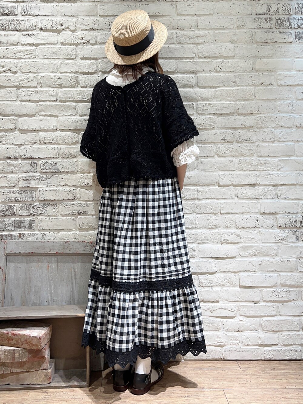 ブラック系のカーディガン/ボレロ、ホワイト系のシャツ/ブラウス、ブラック系のスカートを着用したレディースの夏コーディネートの4枚目の写真