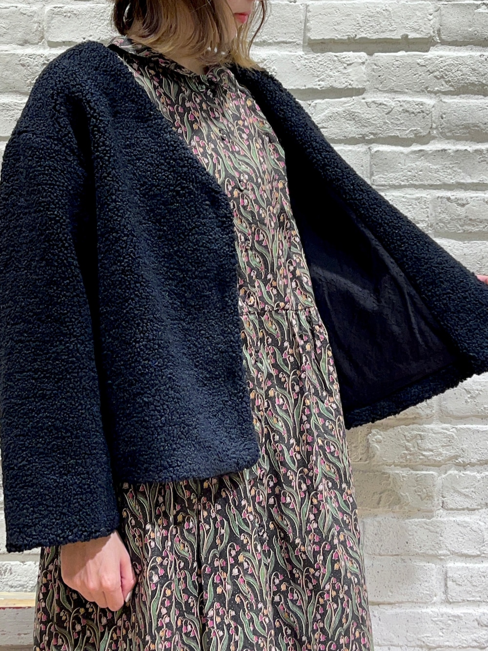 ブラック系のその他アウター、ブラック系のその他シューズ、ブラック系のワンピースを着用したレディースの秋コーディネートの3枚目の写真