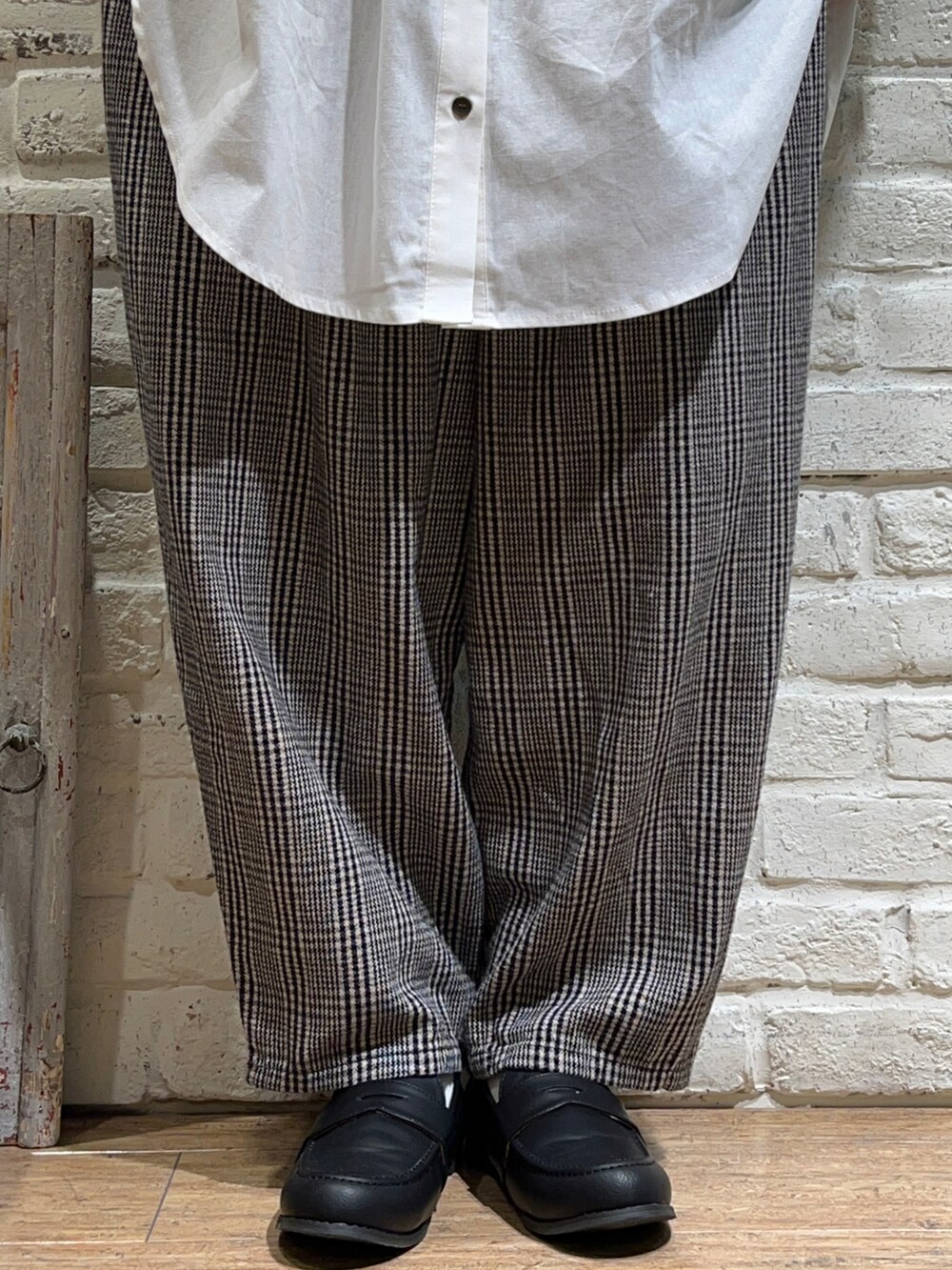 ブラック系のカーディガン/ボレロ、ブラック系のトートバッグ、ホワイト系のシャツ/ブラウスを着用したレディースの秋コーディネートの5枚目の写真