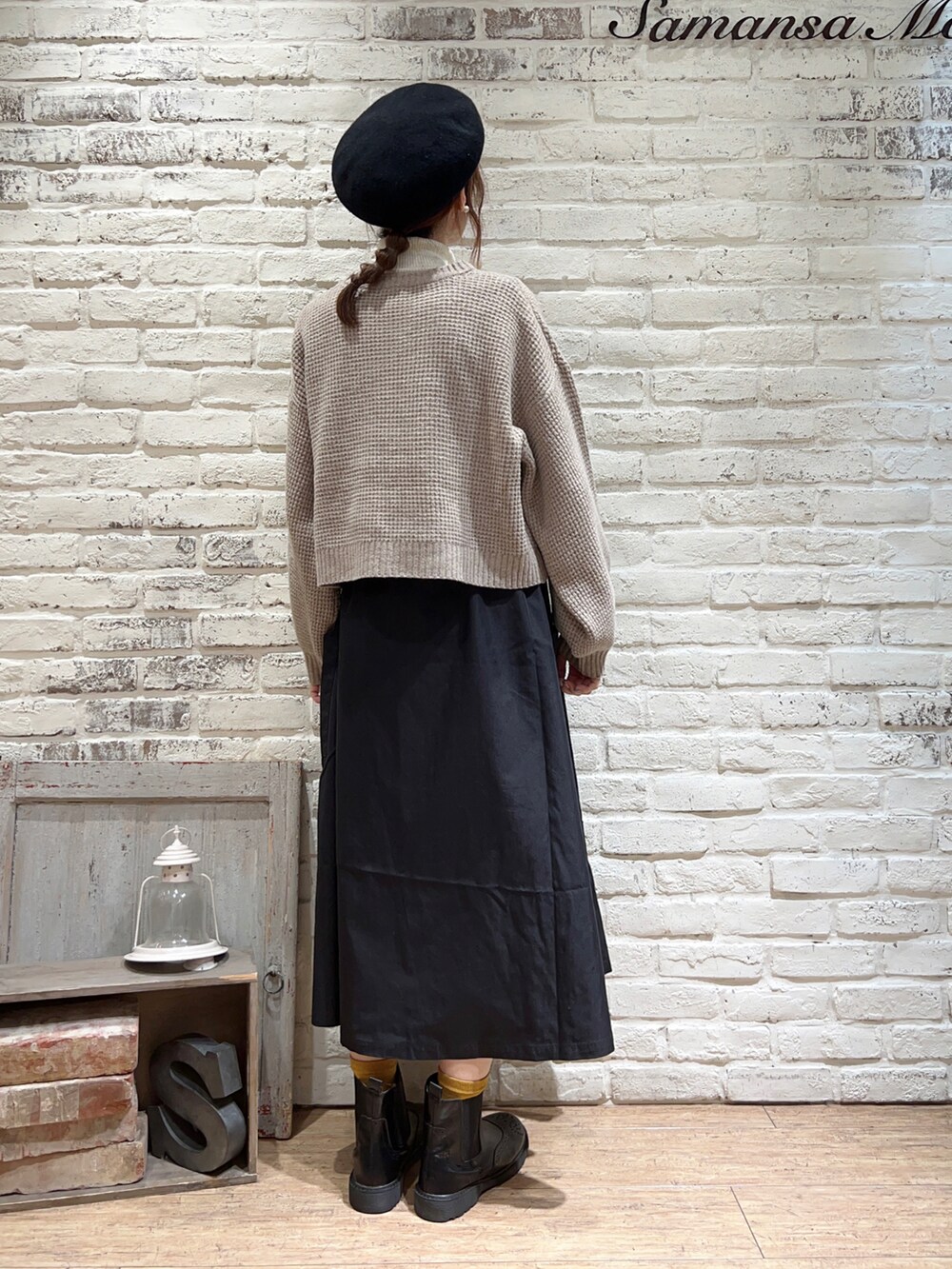 ホワイト系のニット/セーター、ブラック系のハンドバッグ、ブラック系のワンピースを着用したレディースの冬コーディネートの5枚目の写真