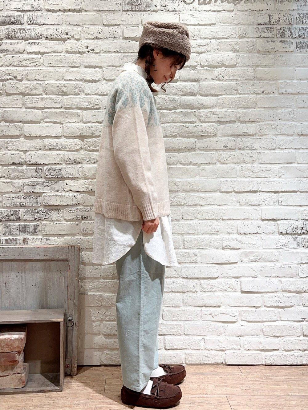 ホワイト系のシャツ/ブラウス、グリーン系のその他パンツ、ブラウン系のモカシン/デッキシューズを着用したレディースの冬コーディネートの3枚目の写真