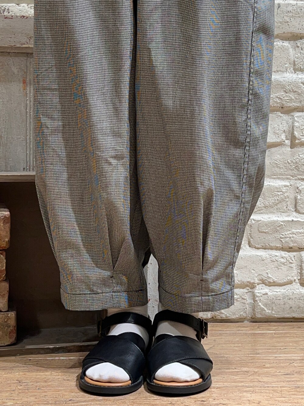 ホワイト系のシャツ/ブラウス、ブラック系のベスト、ブラック系のハンドバッグを着用したレディースの夏コーディネートの5枚目の写真