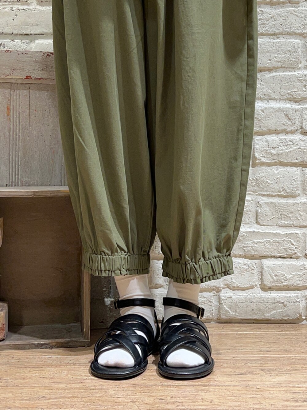 ホワイト系のTシャツ/カットソー、ブラック系のシャツ/ブラウス、ブラック系のハンドバッグを着用したレディースの秋コーディネートの5枚目の写真