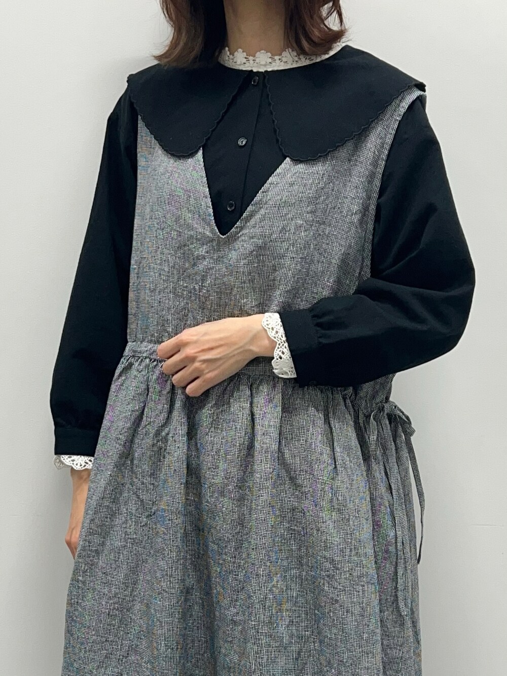 ホワイト系のTシャツ/カットソー、ブラック系のワンピース、ブラック系のスカートを着用したレディースの春コーディネートの2枚目の写真