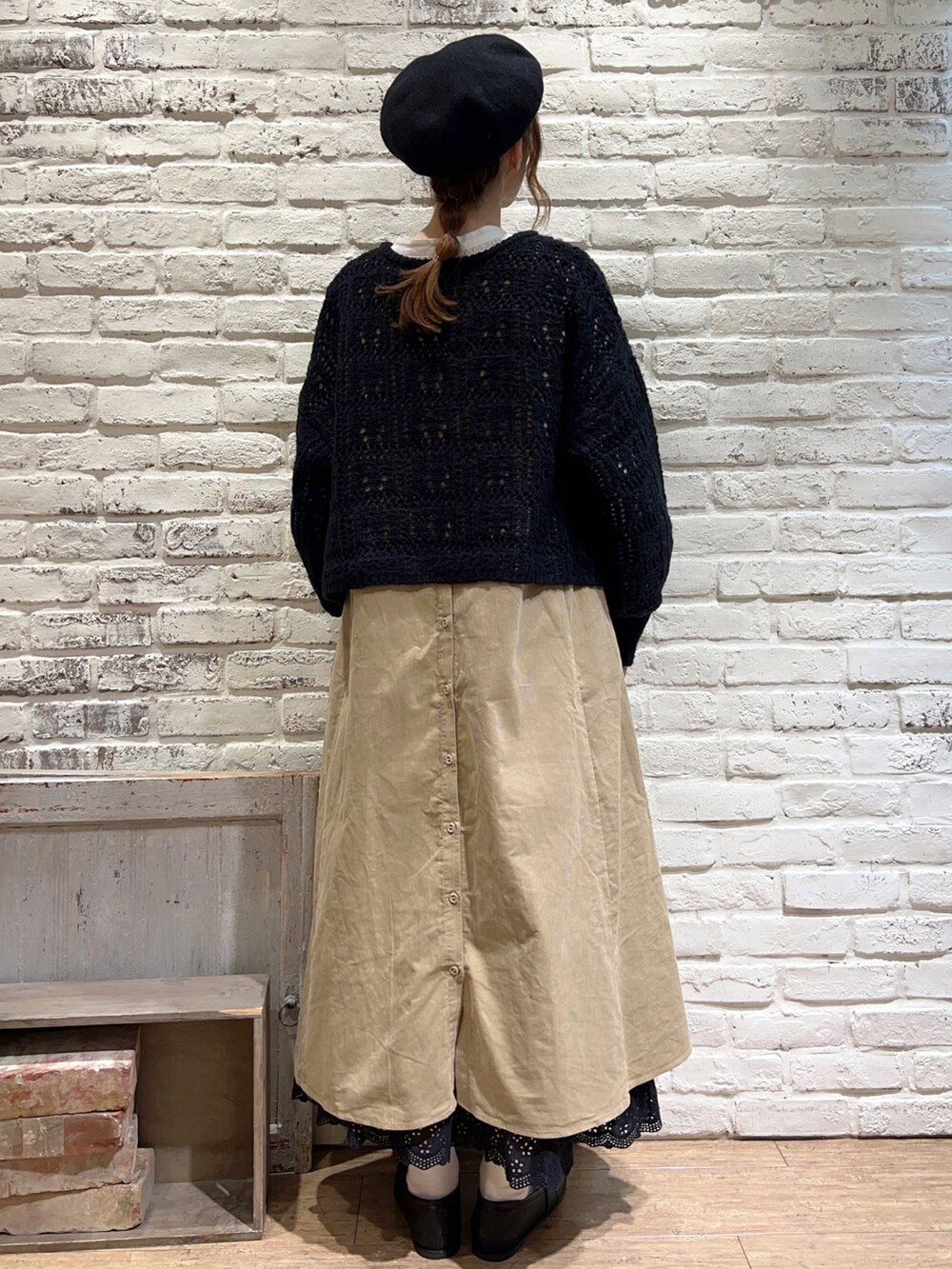 ホワイト系のシャツ/ブラウス、ブラック系のカーディガン/ボレロ、ベージュ系のジャンパースカートを着用したレディースの秋コーディネートの5枚目の写真