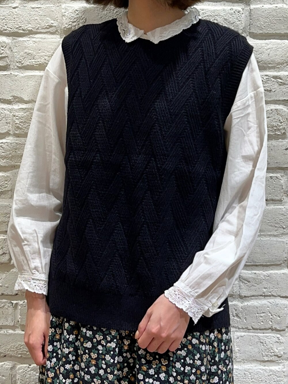 ホワイト系のシャツ/ブラウス、ブラック系のベスト、グレー系のスカートを着用したレディースの秋コーディネートの2枚目の写真