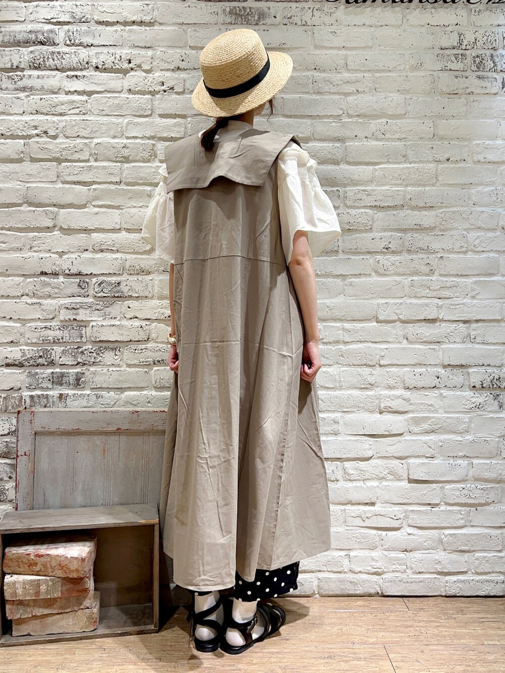 ホワイト系のシャツ/ブラウス、ベージュ系のワンピース、ブラック系のその他パンツを着用したレディースの秋コーディネートの4枚目の写真