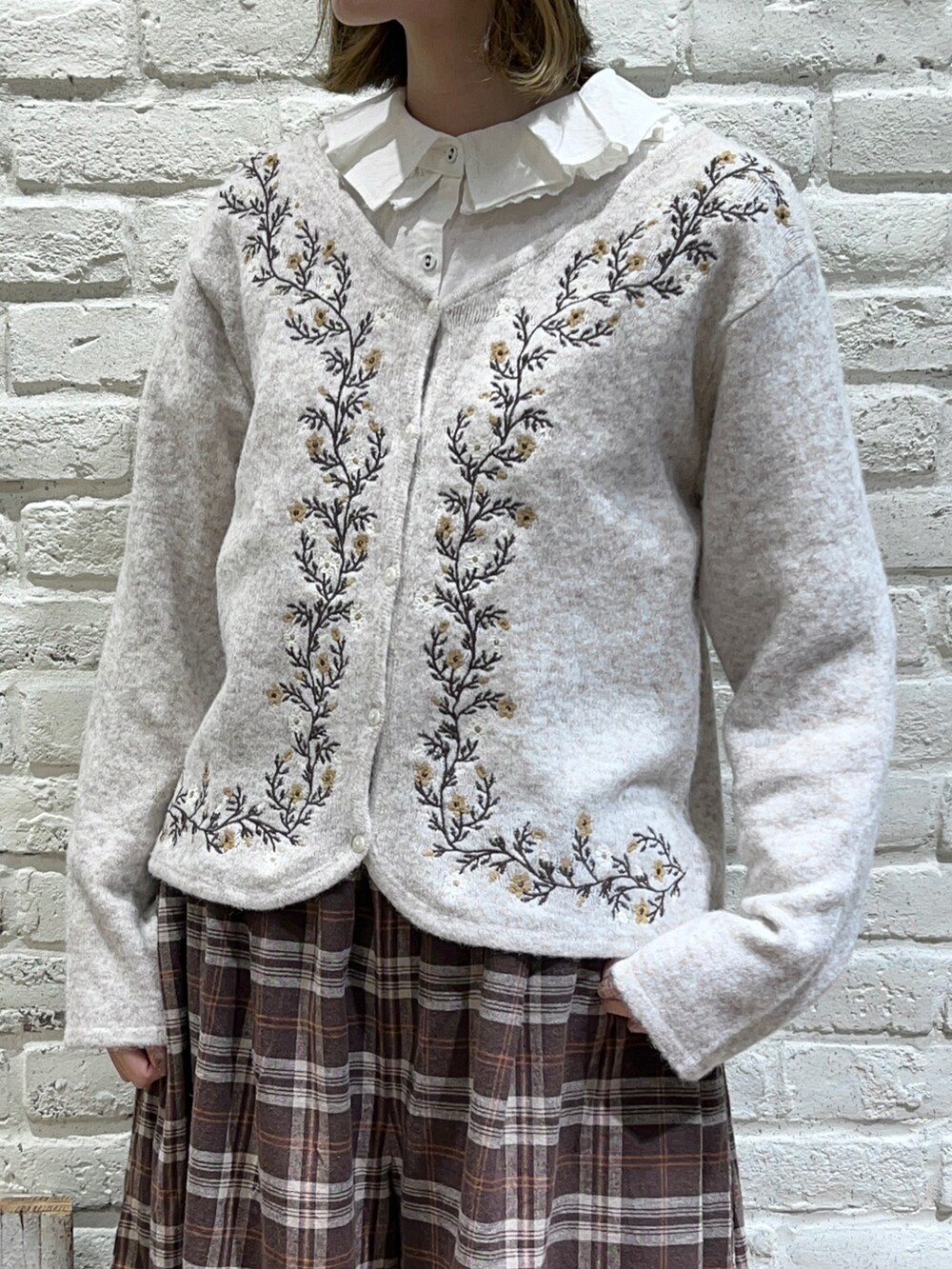 「サマンサ モスモス(Samansa Mos2)、Samansa Mos2、SM2、秋コーデ、秋のコーデ、ゆるコーデ、カーディガン、刺繍、ワイドパンツ、チェックパンツ、ボア、レースアップシューズ」｜「Samansa Mos2のフリルカラーブラウス（シャツ/ブラウス、ホワイト系）」を使った、いっしき🐻さん（レディース・163cm）の秋コーディネートの2枚目の写真