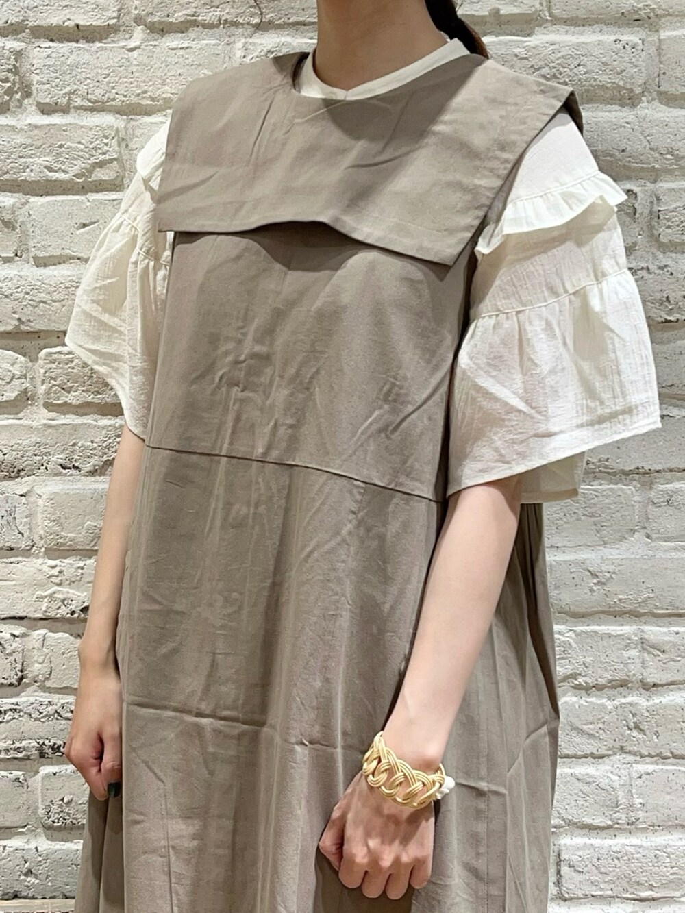 ホワイト系のシャツ/ブラウス、ブラック系のハンドバッグ、ベージュ系のワンピースを着用したレディースの秋コーディネートの2枚目の写真