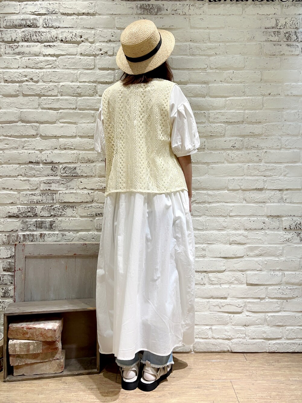 ホワイト系のTシャツ/カットソー、ホワイト系のワンピース、ホワイト系のハンドバッグを着用したレディースの秋コーディネートの4枚目の写真