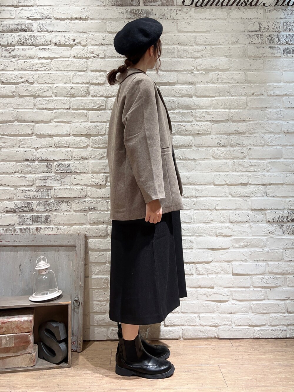 ブラウン系のTシャツ/カットソー、ブラウン系のノーカラージャケット、ブラック系のワンピースを着用したレディースの秋コーディネートの3枚目の写真