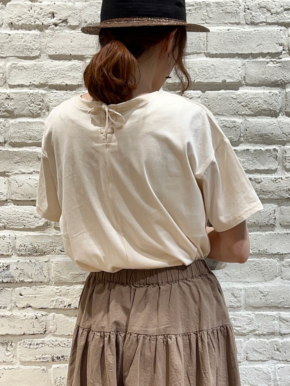 ホワイト系のTシャツ/カットソー、ホワイト系のTシャツ/カットソー、グリーン系のシャツ/ブラウスを着用したレディースの春コーディネートの5枚目の写真