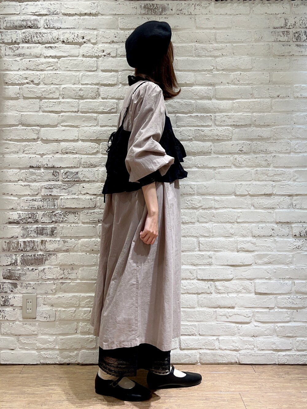 ブラック系のTシャツ/カットソー、ブラック系のシャツ/ブラウス、ベージュ系のワンピースを着用したレディースの秋コーディネートの3枚目の写真