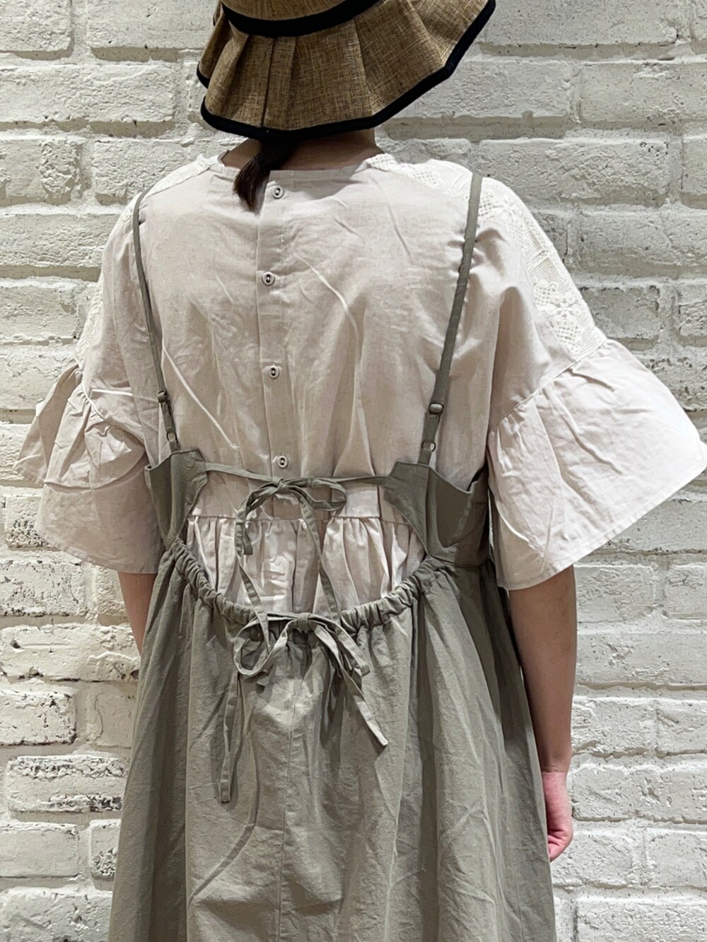 ホワイト系のタンクトップ、ホワイト系のワンピース、ベージュ系のハンドバッグを着用したレディースの夏コーディネートの5枚目の写真