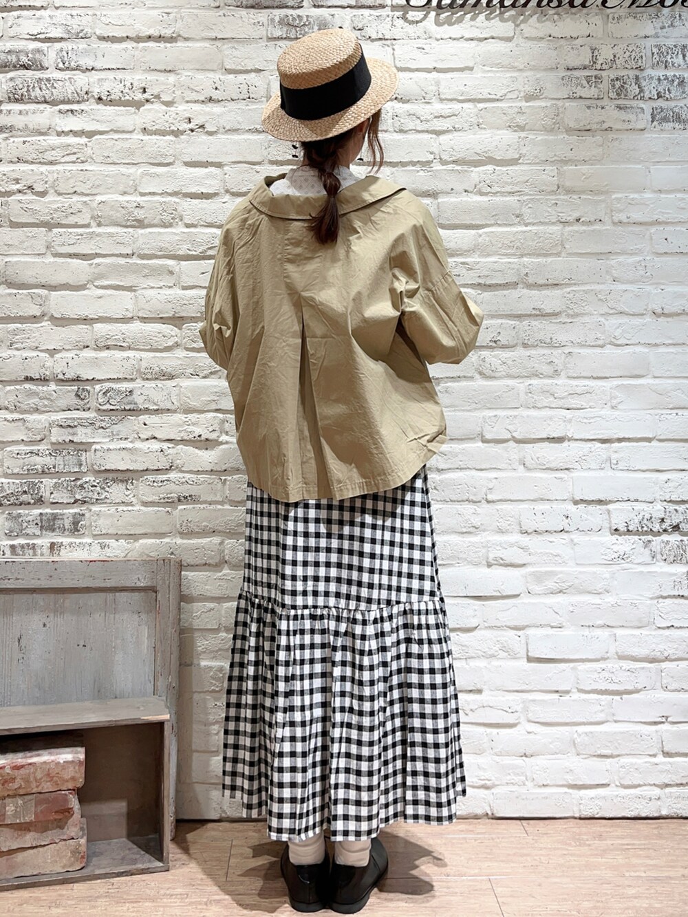 ホワイト系のシャツ/ブラウス、ベージュ系のその他アウター、グレー系のTシャツ/カットソーを着用したレディースの春コーディネートの3枚目の写真