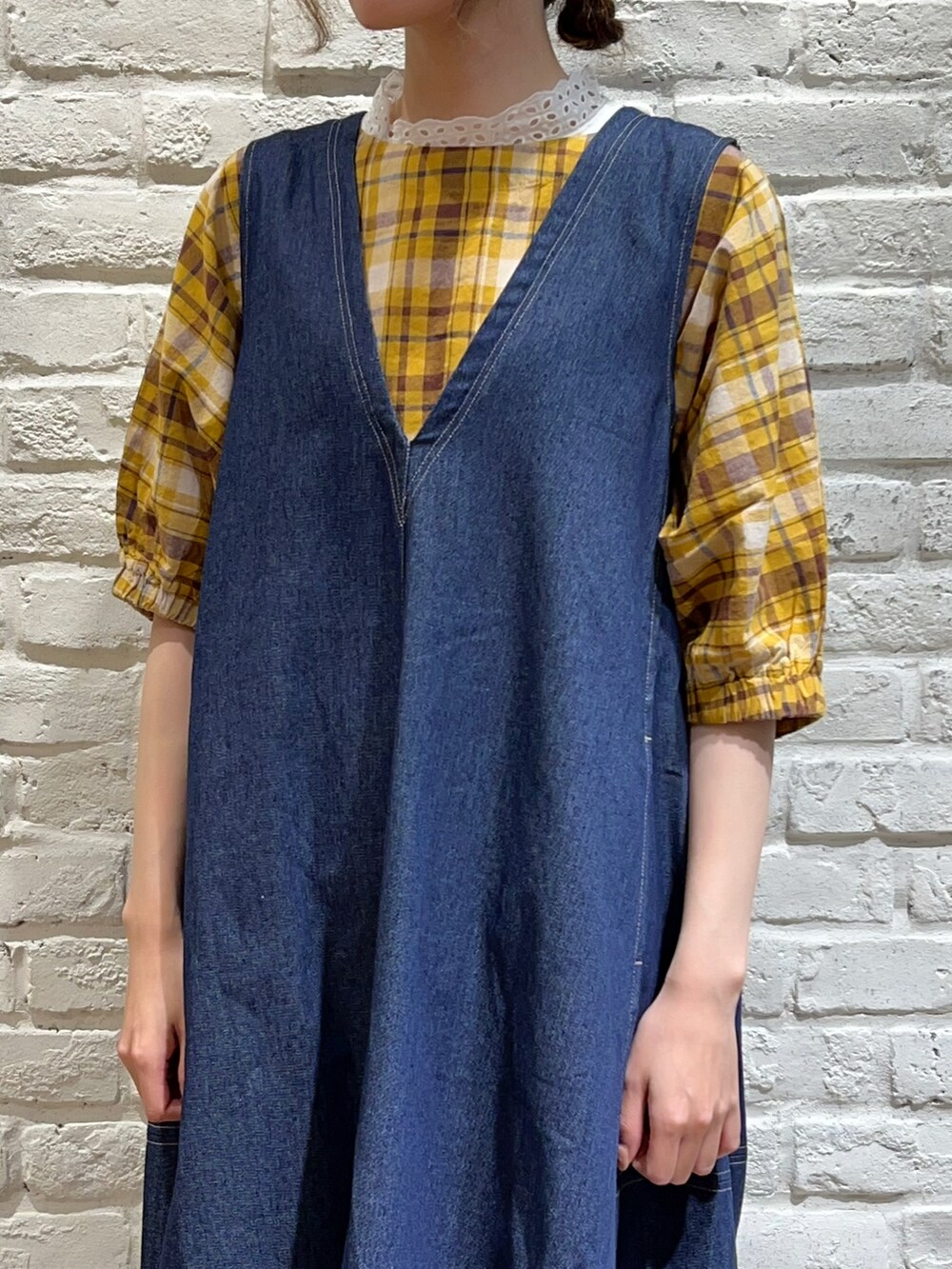 ホワイト系のTシャツ/カットソー、イエロー系のシャツ/ブラウス、ブルー系のワンピースを着用したレディースの秋コーディネートの2枚目の写真