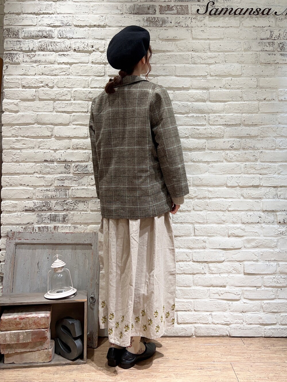 ブラック系のシャツ/ブラウス、ピンク系のカーディガン/ボレロ、ベージュ系のスカートを着用したレディースの冬コーディネートの4枚目の写真