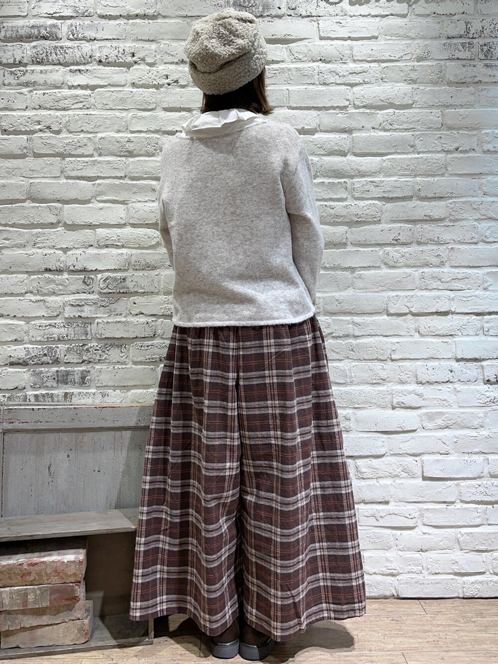 「サマンサ モスモス(Samansa Mos2)、Samansa Mos2、SM2、秋コーデ、秋のコーデ、ゆるコーデ、カーディガン、刺繍、ワイドパンツ、チェックパンツ、ボア、レースアップシューズ」｜「Samansa Mos2のフリルカラーブラウス（シャツ/ブラウス、ホワイト系）」を使った、いっしき🐻さん（レディース・163cm）の秋コーディネートの4枚目の写真