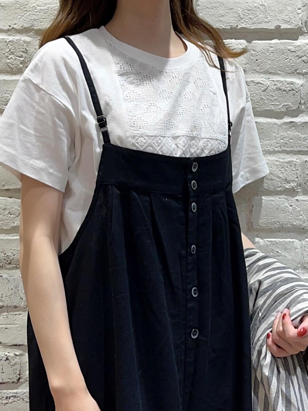 ホワイト系のTシャツ/カットソー、ブラック系のワンピース、ブラック系のサロペット/オーバーオールを着用したレディースの夏コーディネートの4枚目の写真