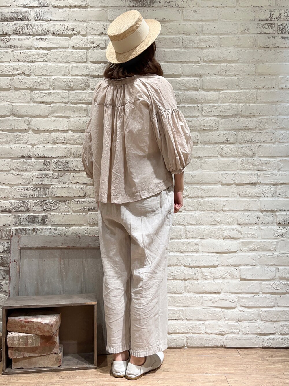 ホワイト系のタンクトップ、ピンク系のシャツ/ブラウス、ホワイト系のその他パンツを着用したレディースの夏コーディネートの3枚目の写真