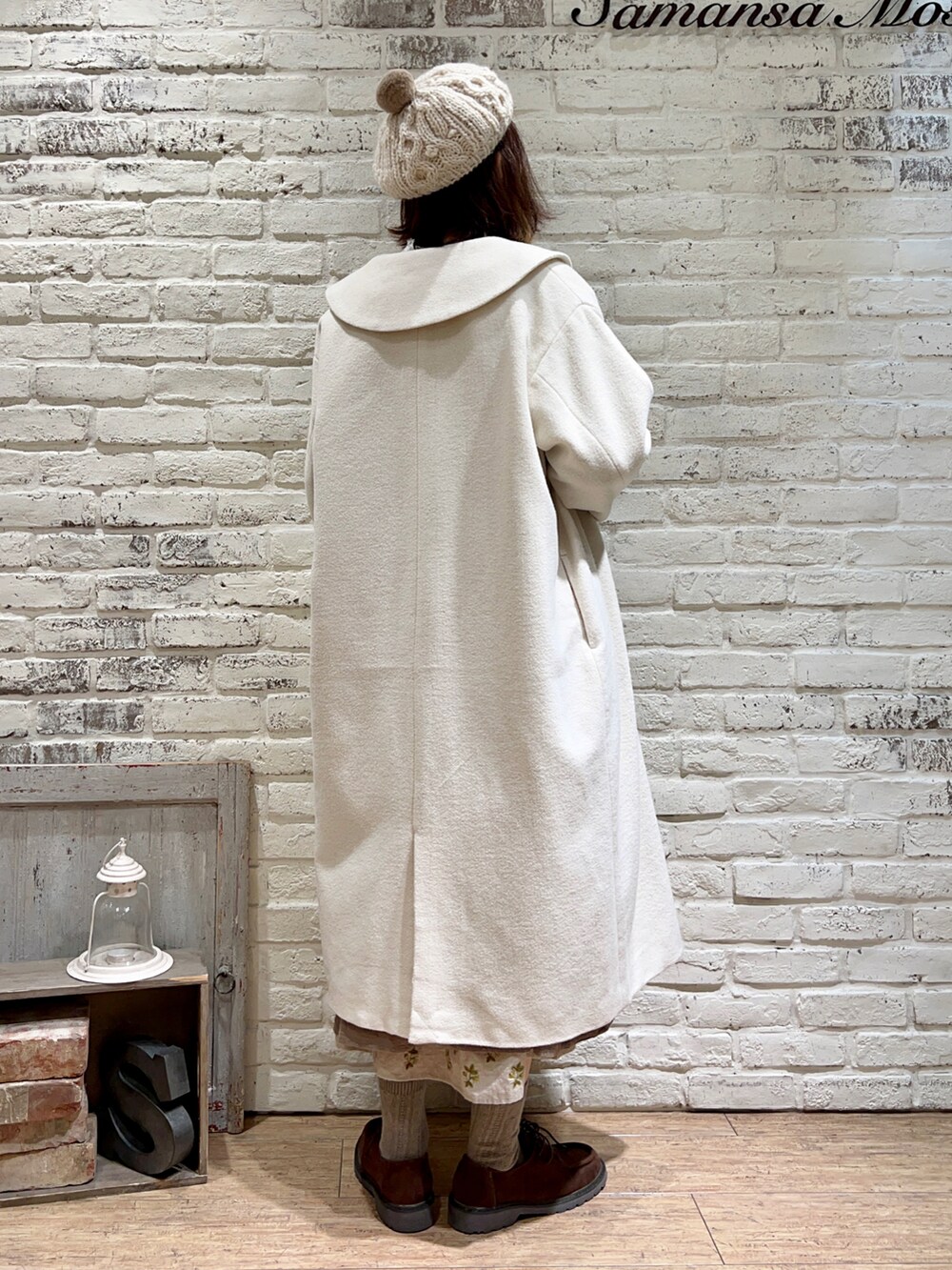 ホワイト系のTシャツ/カットソー、ホワイト系のその他アウター、ブラウン系のワンピースを着用したレディースの冬コーディネートの4枚目の写真