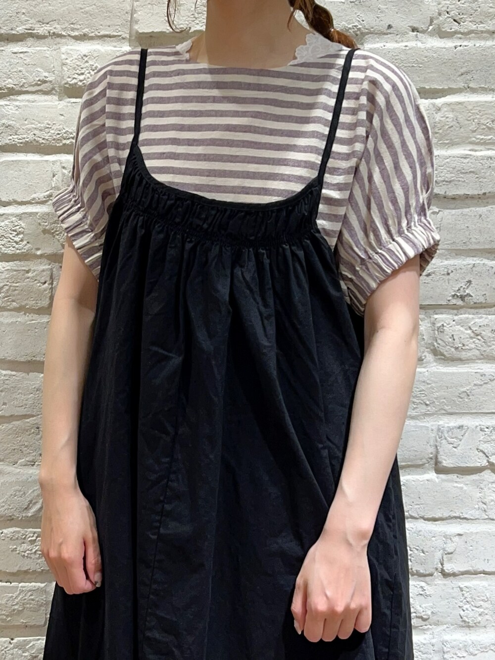 ホワイト系のTシャツ/カットソー、パープル系のシャツ/ブラウス、ブラック系のショルダーバッグを着用したレディースの夏コーディネートの2枚目の写真