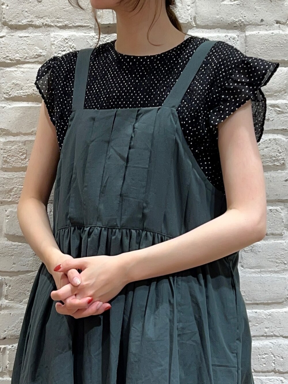 「サマンサ モスモス(Samansa Mos2)、SM2、Samansa Mos2、夏コーデ、ゆるコーデ、レイヤードスタイル、ワンピース、ジャンパースカート、フレンチスリーブ、ドット、カンカン帽、かごバッグ、バレエシューズ、ブラック、グリーン」|「Samansa Mos2の後ろパーツレースノースリ-ブ(Tシャツ/カットソー、ホワイト系)」を使った、いっしき🐻さん(レディース・163cm)の夏コーディネートの2枚目の写真