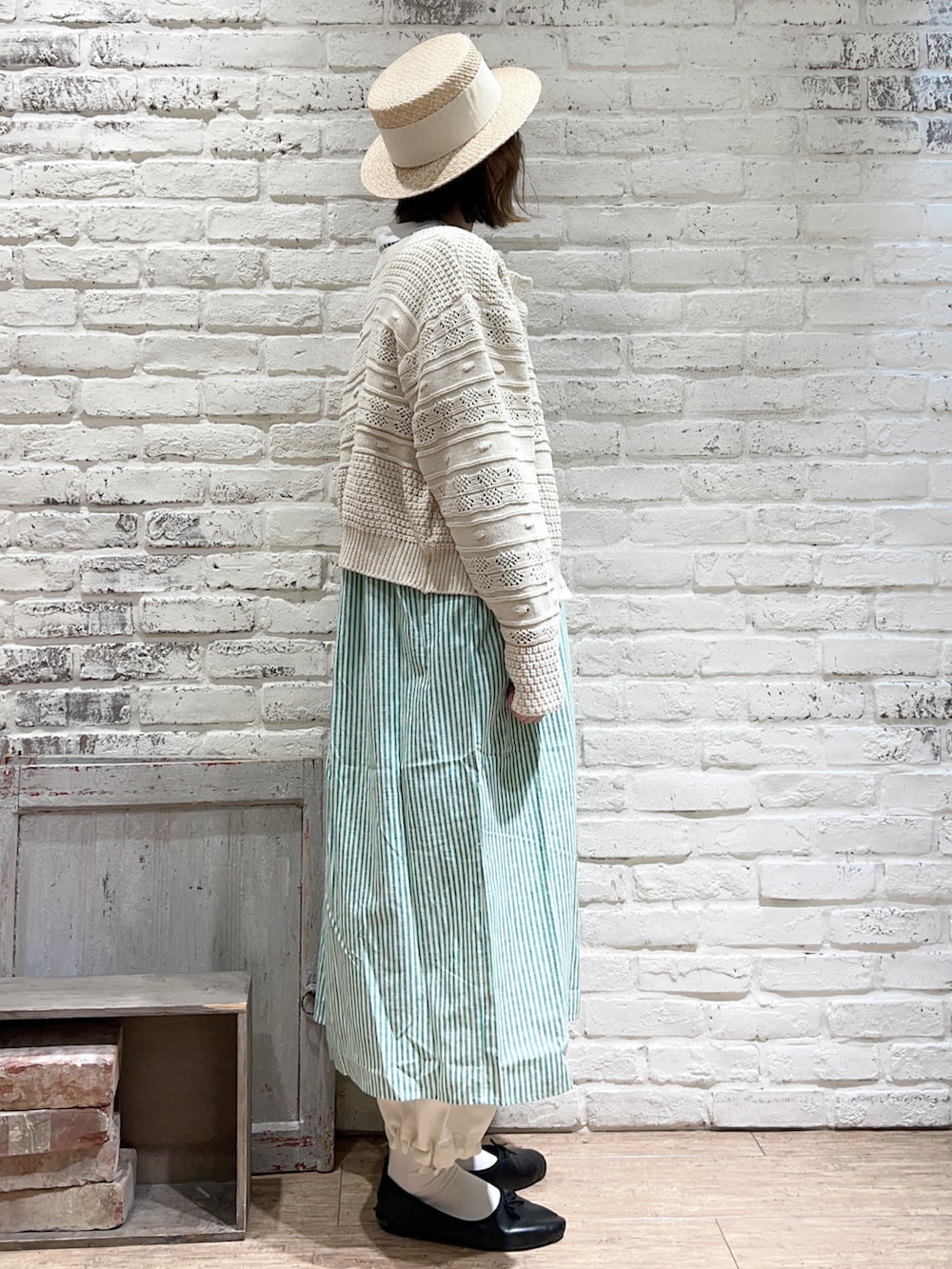 ホワイト系のニット/セーター、グリーン系のワンピース、ホワイト系のその他パンツを着用したレディースの冬コーディネートの3枚目の写真