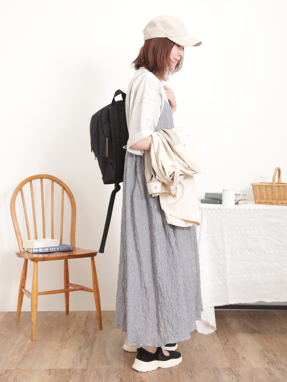 「サマンサ モスモス(Samansa Mos2)、Samansa Mos2、SM2、春コーデ、ゆるコーデ、カジュアルガーリー、カジュアルコーデ、Tシャツ、ビッグシルエット、キャミワンピ、ワンピース、ギンガムチェック、キャップ、リュック、スニーカー」|「Samansa Mos2の【消臭効果】リネンバックロゴ刺繍キャップ(ハット、ベージュ系)」を使った、いっしき🐻さん(レディース・164cm)の春コーディネートの3枚目の写真