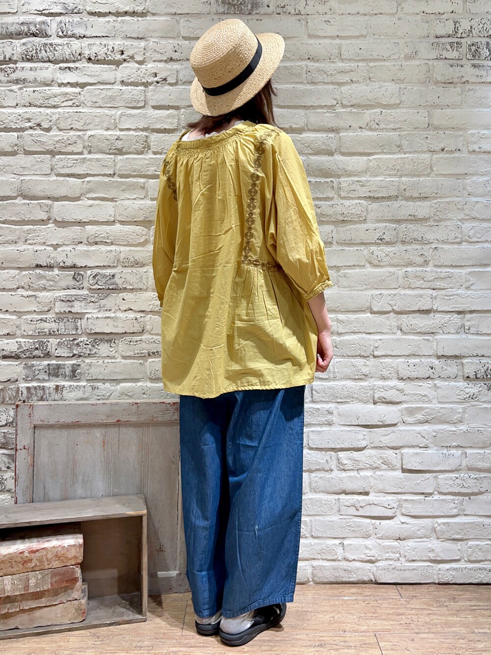 ホワイト系のタンクトップ、イエロー系のシャツ/ブラウス、ブラック系のハンドバッグを着用したレディースの夏コーディネートの3枚目の写真