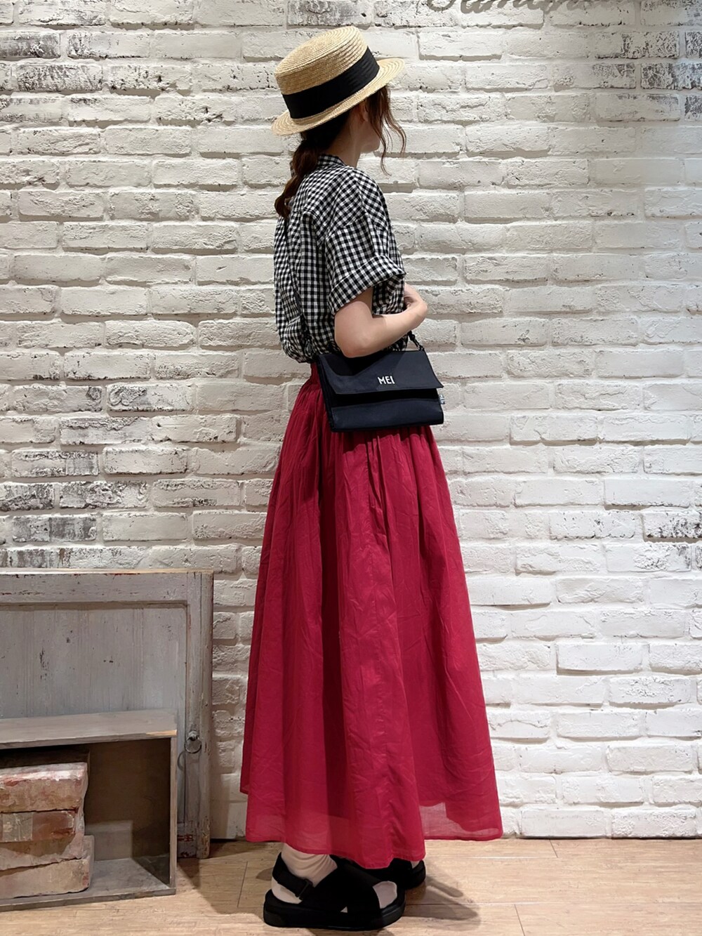 ブラック系のシャツ/ブラウス、ブラック系のボディバッグ/ウエストポーチ、ブラック系のサンダルを着用したレディースの夏コーディネートの3枚目の写真